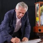 Eleições na Argentina: Alberto Fernández vota e comemora democracia