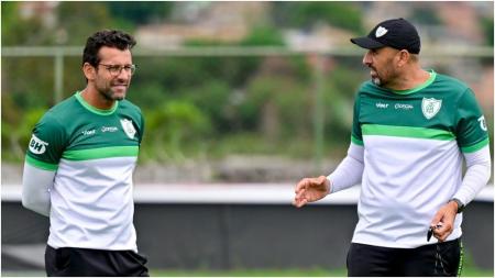 Alberto Valentim (à esquerda) durante treino do América no CT Lanna Drumond