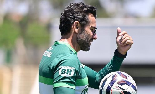 Alberto Valentim durante treino do América na temporada 2025