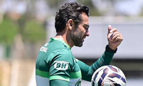 Alberto Valentim durante treino do América na temporada 2025
