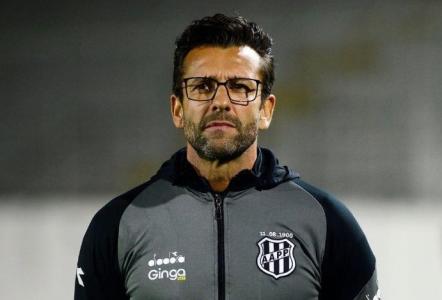 Alberto Valentim durante jogo da Ponte Preta na temporada 2025