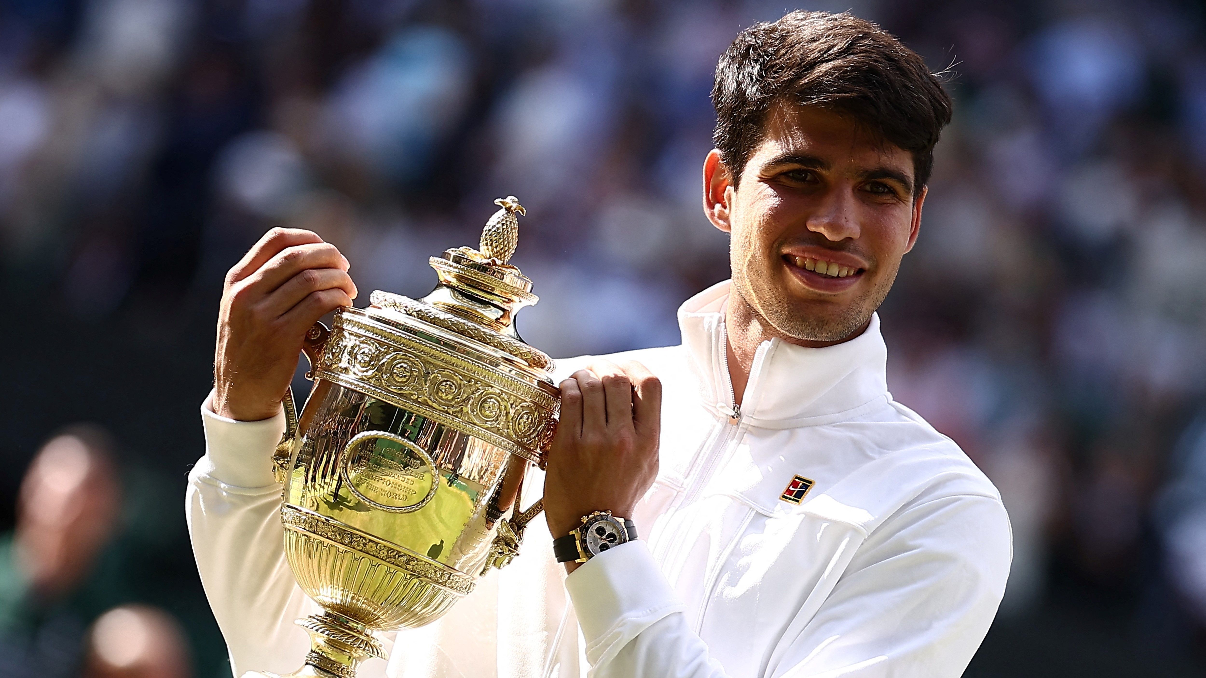 Alcaraz é impiedoso, vence Djokovic e é bicampeão de Wimbledon 