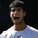 Alcaraz avança à 3ª rodada e Tsitsipas ganha batalha de dois dias em Wimbledon 