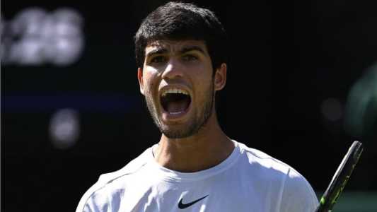 Alcaraz vence em Wimbledon