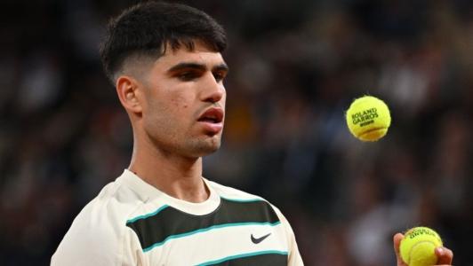 Carlos Alcaraz durante vitória sobre Fabián Maroszan em Roland Garros 2025