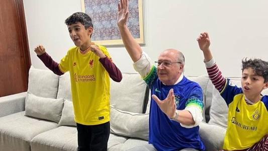 Alckmin assistiu ao jogo da Seleção ao lado dos netos