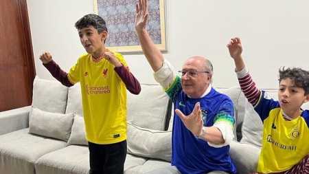 Alckmin assistiu ao jogo da Seleção ao lado dos netos