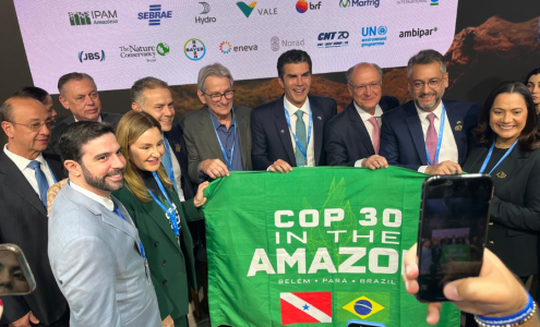 Geraldo Alckmin (ao lado do governador do Pará, Helder Barbalho em evento do Consórcio Amazônia Legal na COP 29.png