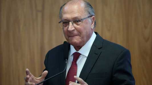Alckmin diz que governo pode avaliar "mais à frente" a prorrogação de programa de descontos em carro.