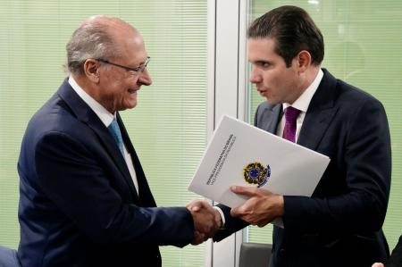 O vice-presidente Geraldo Alckmin (esq.) e o presidente da Câmara, Hugo Motta (dir.)