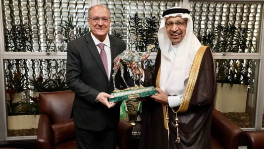 Alckmin recebe presente de ministro saudita.