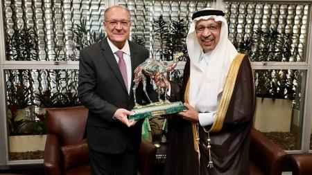 Alckmin recebe presente de ministro saudita.