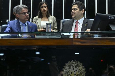 O presidente do Senado, Davi Alcolumbre (esq.), e o senador Alessandro Vieira (dir.), autor da CPI