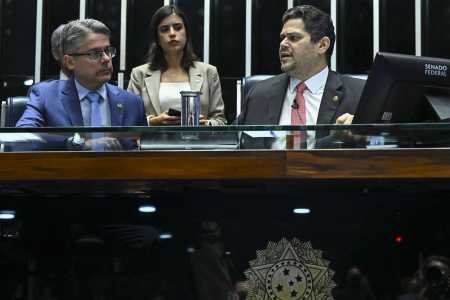 O presidente do Senado, Davi Alcolumbre (esq.), e o senador Alessandro Vieira (dir.), autor da CPI
