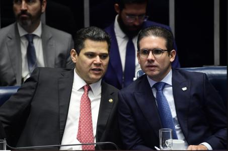 Davi Alcolumbre e Hugo Motta lado a lado no Congresso: dupla de presidentes da Casa são amplamente desconhecidos pelo eleitor brasileiro