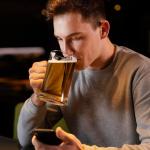 Consumo de álcool, mesmo em pequenas quantidades, acelera envelhecimento cerebral