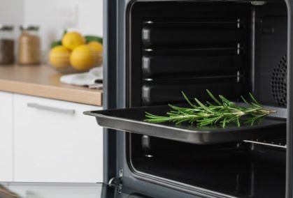 Para aplicar a técnica corretamente, basta colocar um ramo de alecrim, que pode estar fresco ou seco, sobre uma bandeja