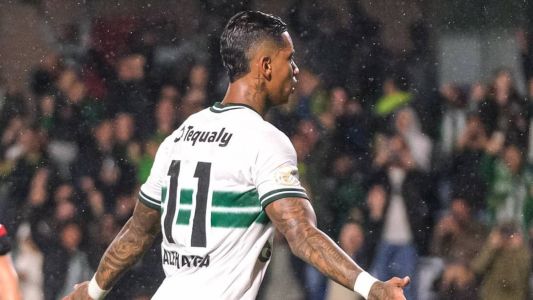 Alef Manga, atacante do Coritiba, será desfalque para duelo com o Cruzeiro
