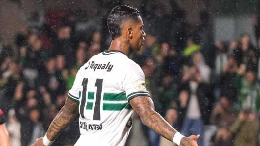 Alef Manga, atacante do Coritiba, será desfalque para duelo com o Cruzeiro