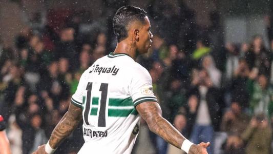 Alef Manga, atacante do Coritiba, será desfalque para duelo com o Cruzeiro