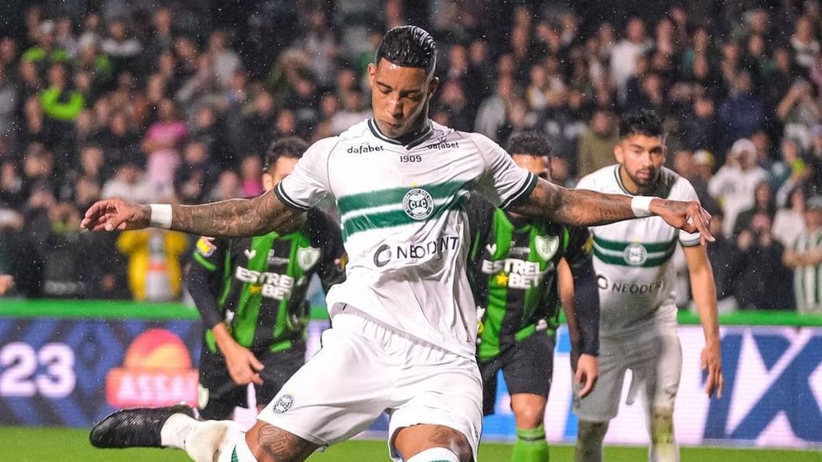 América perde de virada para o Coritiba e cai para lanterna da Série A