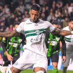 América perde de virada para o Coritiba e cai para lanterna da Série A