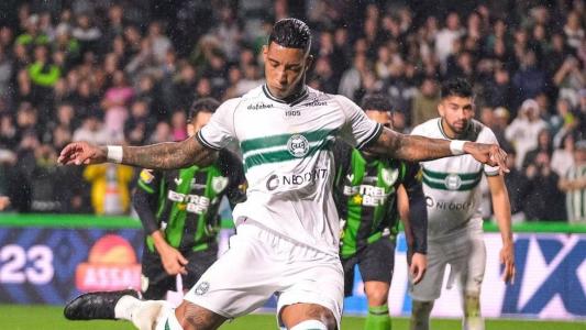 Alef Manga durante partida contra o América