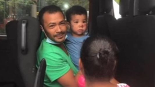 Alef no colo do tio, que pretende conseguir a guarda do sobrinho