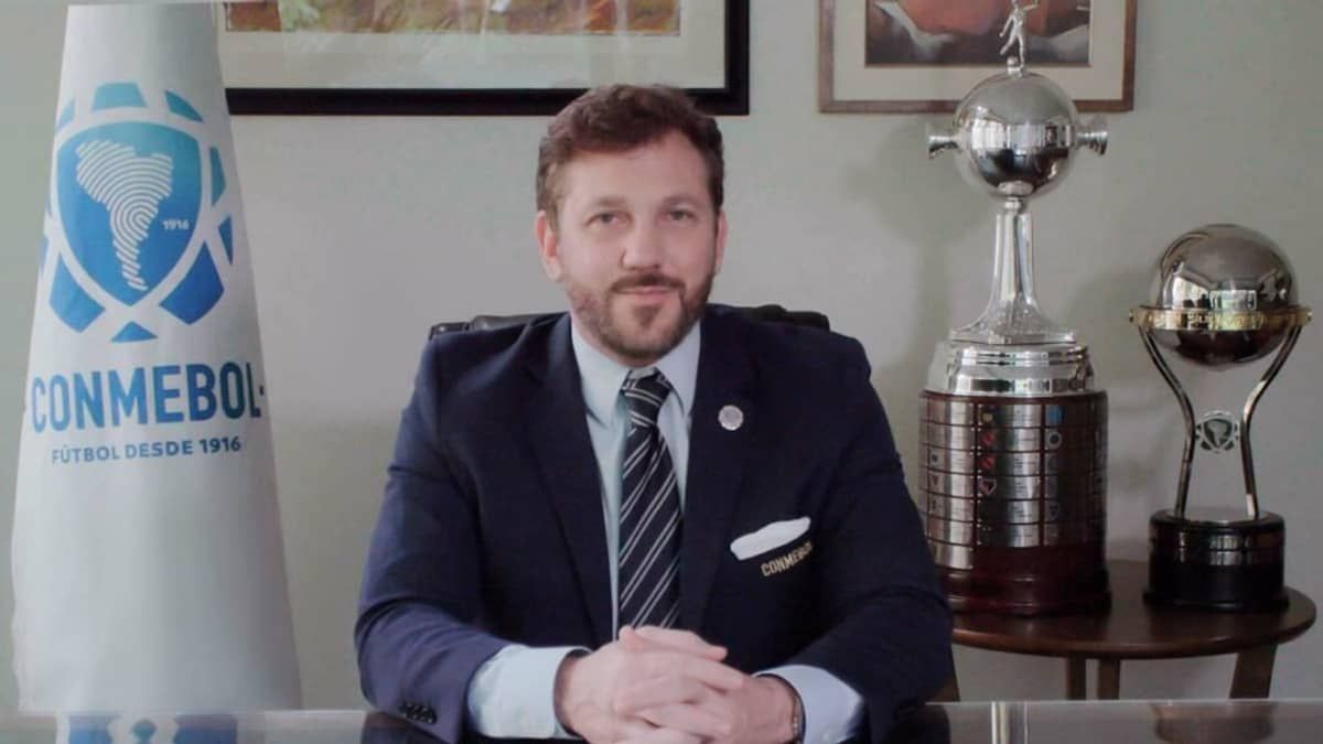 Presidente da Conmebol tem dia de corretor de imóvel em rede social e diverte web