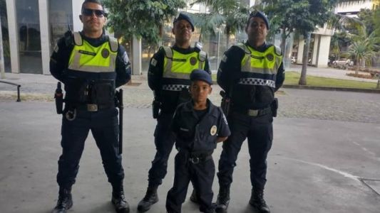 Alejandro ganhou um uniforme e uma viatura em miniatura do comandante da Guarda Municipal