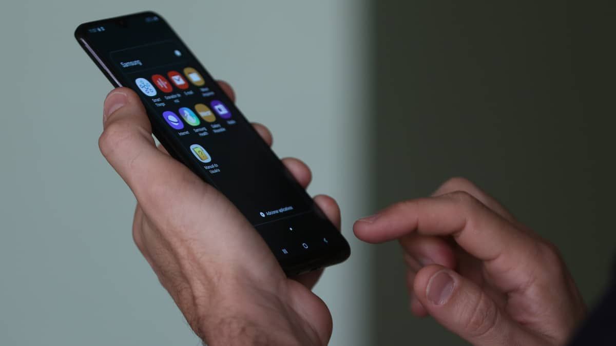 Claro é condenada a indenizar psicóloga que teve três linhas de celular cortadas