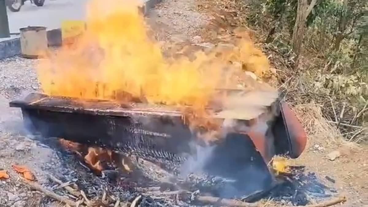 Chineses cremam familiares de forma improvisada e em locais públicos devido ao surto de Covid; veja vídeo
