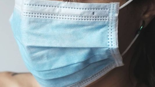 Além do uso de máscaras faciais, o ministério classifica como importantes medidas não farmacológicas.