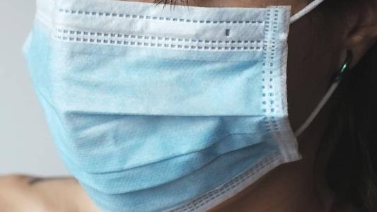 Além do uso de máscaras faciais, o ministério classifica como importantes medidas não farmacológicas.