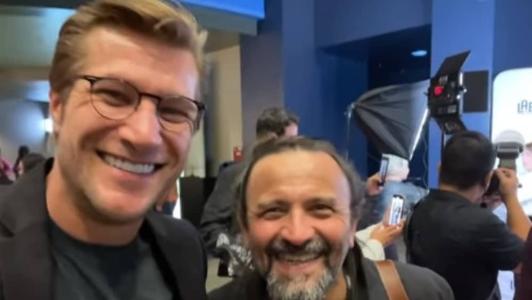 Alemão posa com amigo e diretor Halder Gomes, que criou a série 'O Cangaceiro do Futuro', da Netflix
