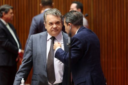 ?Deputados do PSOL e da Rede entregaram nesta quarta-feira à vice-procuradora-geral da República, Ela Wiecko, pedido de afastamento cautelar do presidente da Câmara, Eduardo Cunha (PMDB-RJ), do cargo.