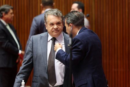 ?Deputados do PSOL e da Rede entregaram nesta quarta-feira à vice-procuradora-geral da República, Ela Wiecko, pedido de afastamento cautelar do presidente da Câmara, Eduardo Cunha (PMDB-RJ), do cargo.