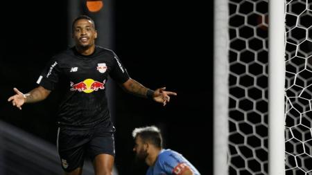 Alerrandro, ex-atacante do Atlético, marcou os gols da partida