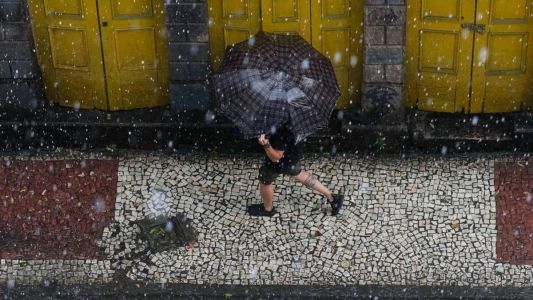 Alerta amarelo foi divulgado pelo Instituto Nacional de Meteorologia e indica chuva entre 20 e 30 mm/h