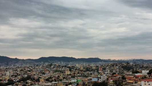 Alerta da Defesa Civil prevê raios e chuva de 30 mm para a capital