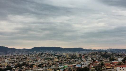 Alerta da Defesa Civil prevê raios e chuva de 30 mm para a capital