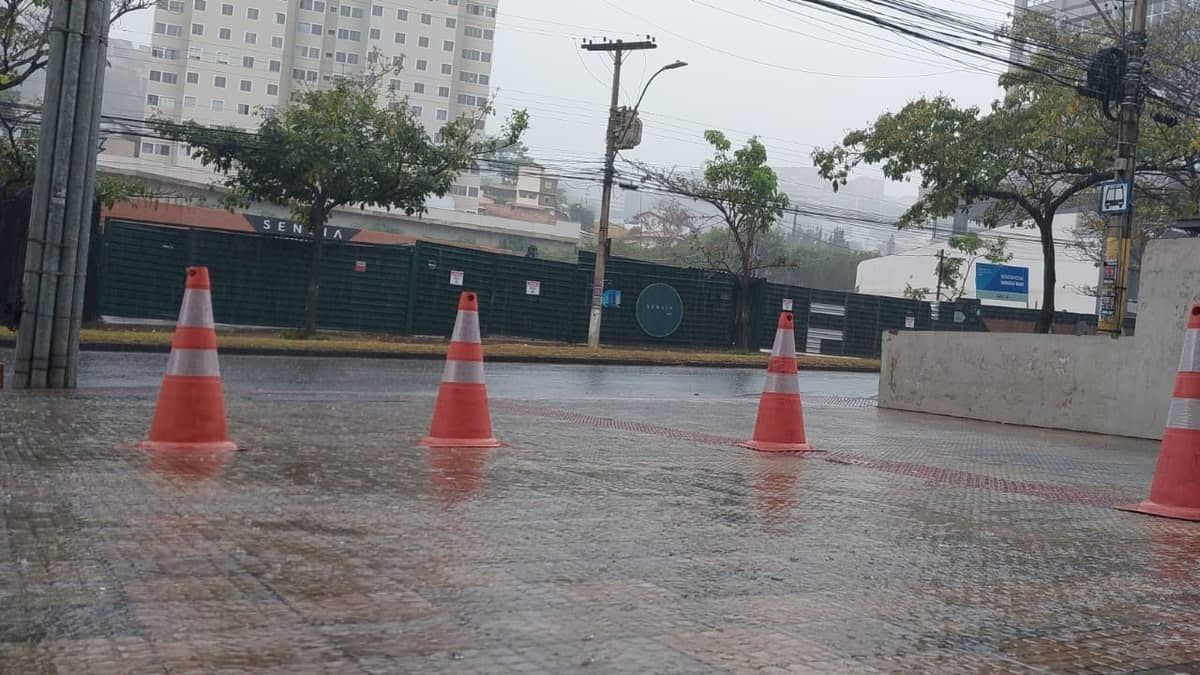 Chove em Belo Horizonte com intensidade 'moderada a forte' em várias regionais; veja locais