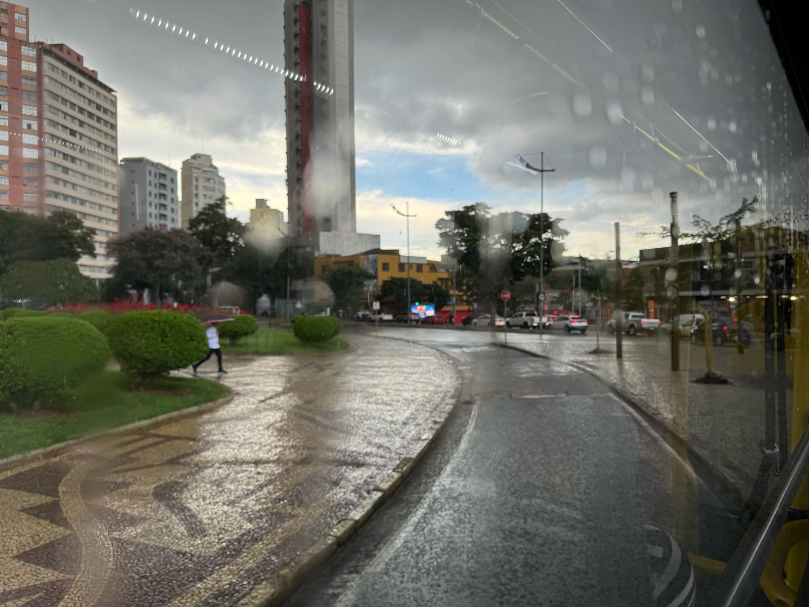 Defesa Civil de BH alerta para chuva com raios e rajadas de vento nas próximas horas