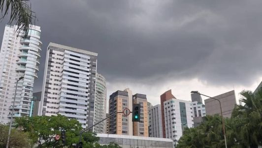 Alerta do Inmet é válido para sábado (18) e domingo (19) com risco de corte de energia elétrica, estragos em plantações, queda de árvores e de alagamentos