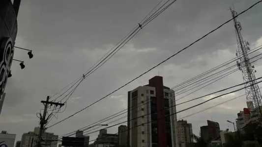 Alerta segue até às 8h deste domingo (27)