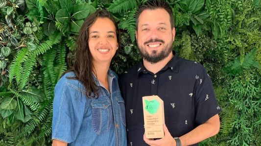 Alessandra Mendes e Pablo Nogueira com o Prêmio Mol de Jornalismo
