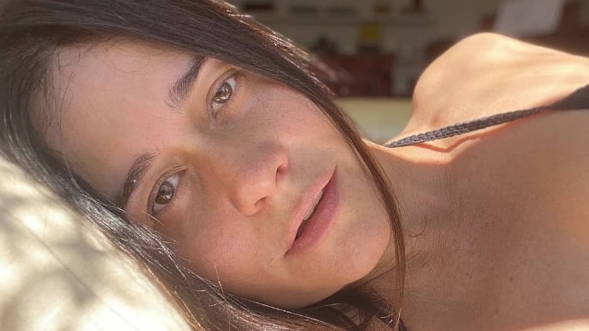 Alessandra Negrini posa de lingerie e reflexo no espelho chama atenção: ‘cria um OnlyFans’