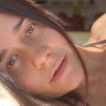 Alessandra Negrini posa de lingerie e reflexo no espelho chama atenção: ‘cria um OnlyFans’