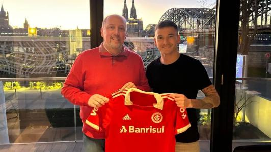 Alessandro Barcellos, presidente do Inter, posa para foto ao lado de Aránguiz