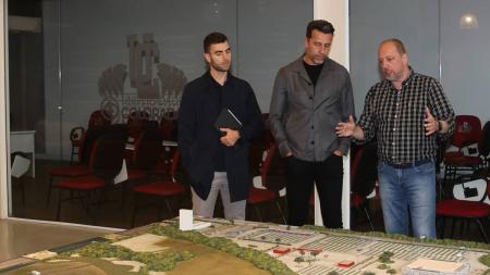 Alessandro Barcellos recebeu o diretor do Arsenal nesta segunda (16)